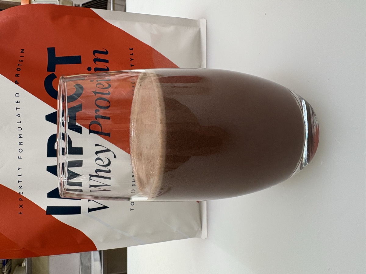 チョコレート風味を溶かしたグラスとパッケージ